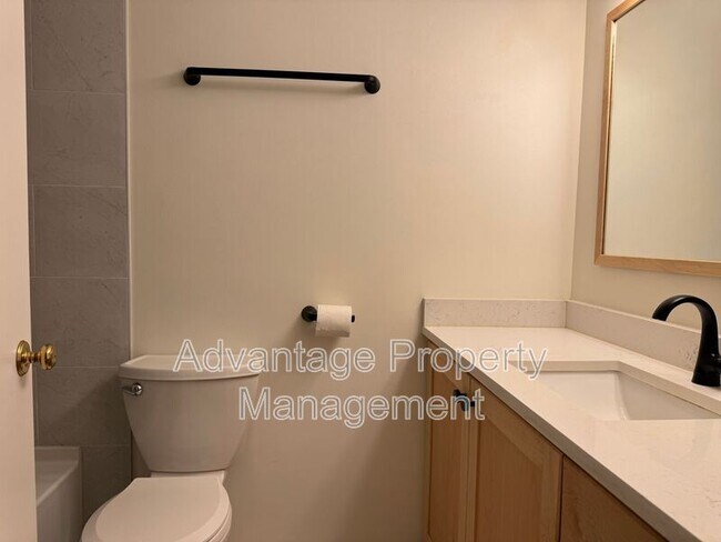Building Photo - 1440 NW Meadowgreen Pl