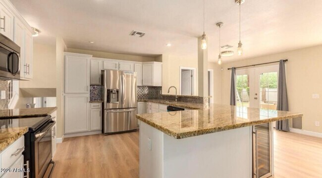 Building Photo - 919 E La Jolla Dr