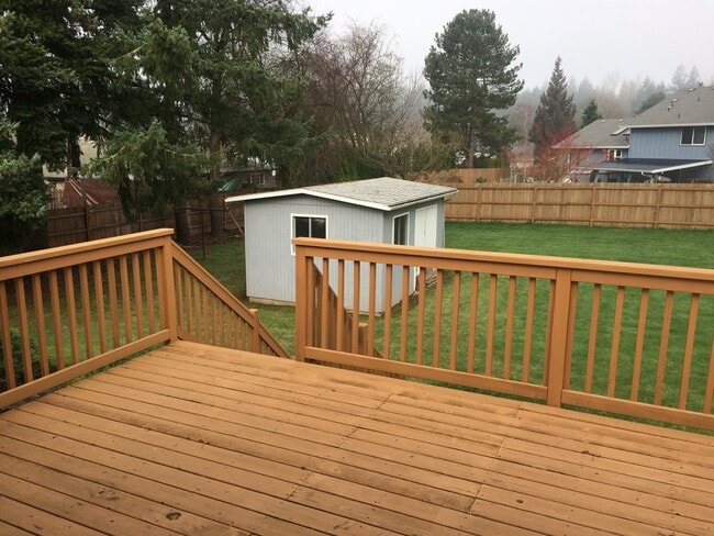 Building Photo - Large Lot With Tons of Privacy