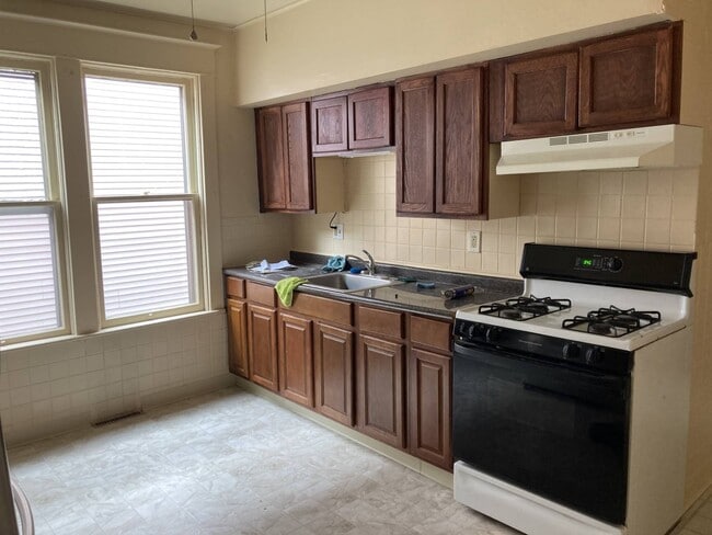 Building Photo - 418 Division St