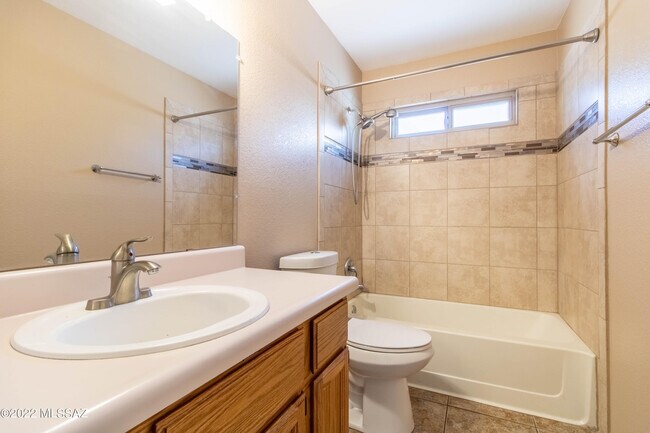 Building Photo - 5961 N Edenbrook Ln