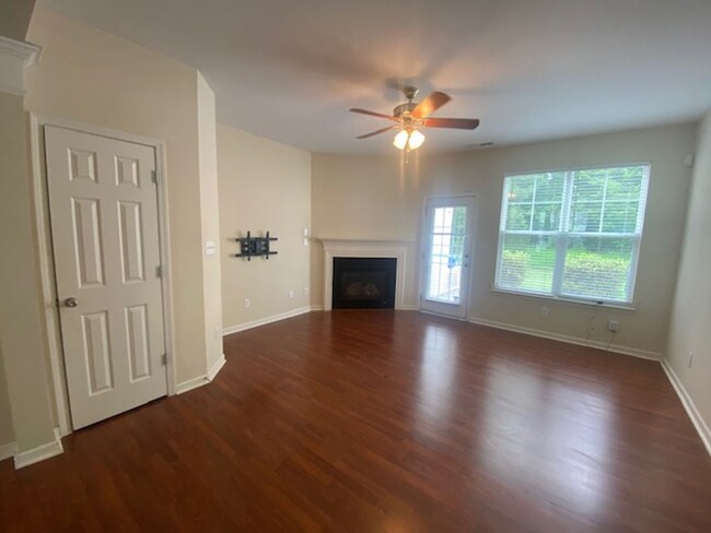 Building Photo - Must See Townhouse! Tons of Living Space! ...