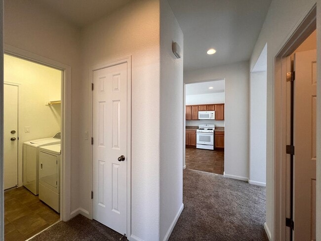 Building Photo - Single-level 3 bedroom, 2-bathroom home in Dayton, NV