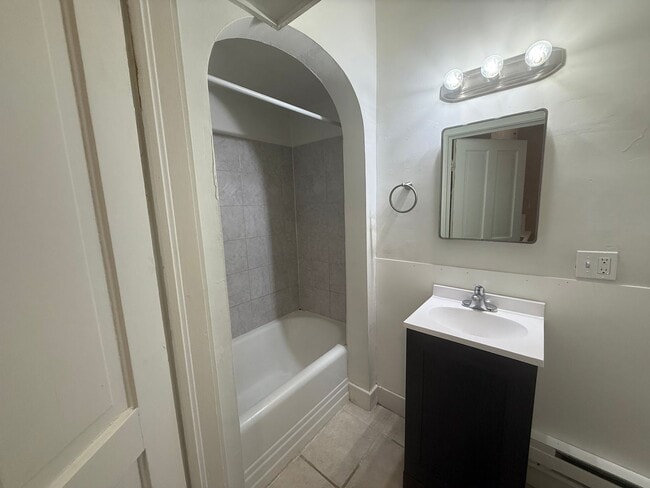 Building Photo - Two Bedroom, one bathroom house, Located i...