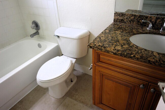 Building Photo - 1513 Lake Crystal Dr