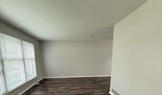 Building Photo - 2116 Briar Hill Dr