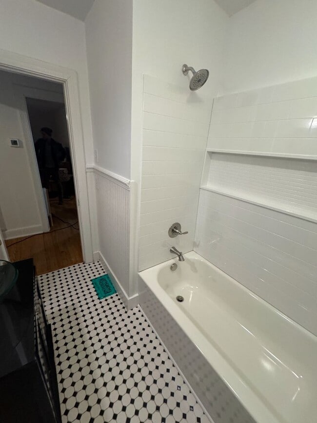 Building Photo - East Nashville cottage, 2BR 1 bath, fenced back, lawn care included, pet friendly