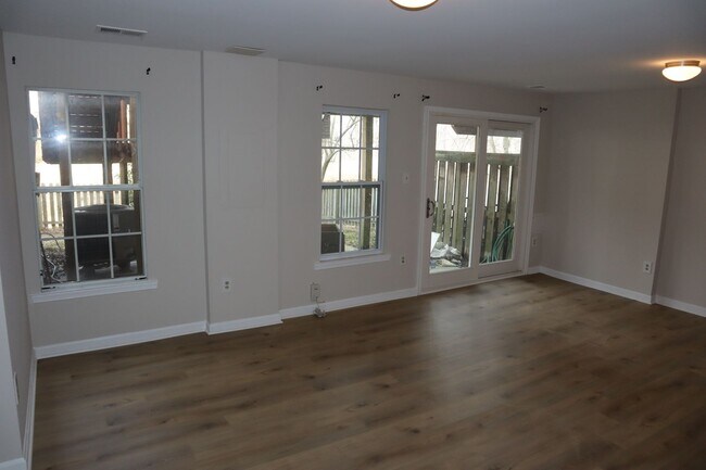 Building Photo - Charming Townhome Nestled in a Private Cul...