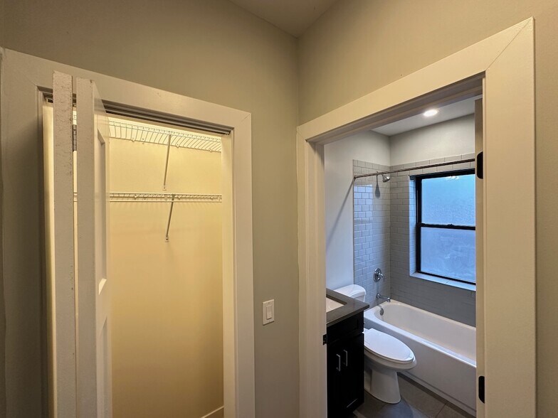 Building Photo - 2208 W Eastwood Ave