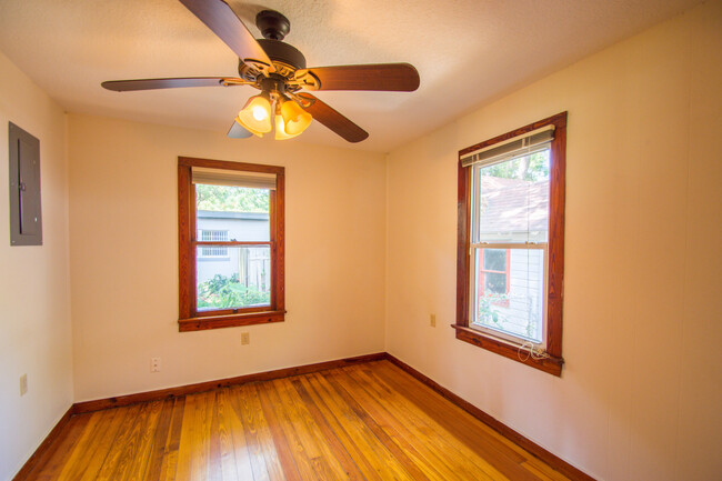 Building Photo - 3 Bed 2 Bath Home w/ Hardwood Floors and L...