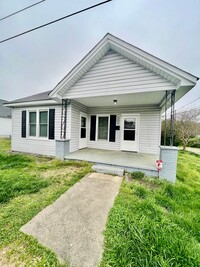 Building Photo - Must see this adorable 2 bed 1 bath bungal...