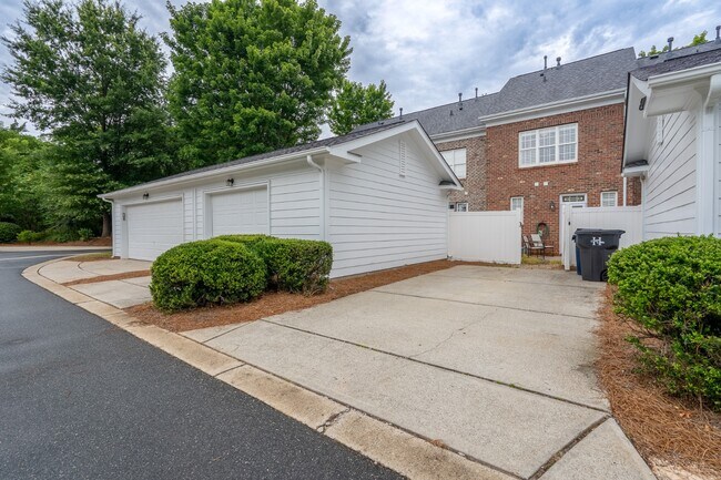 Building Photo - 15449 Goodwood St