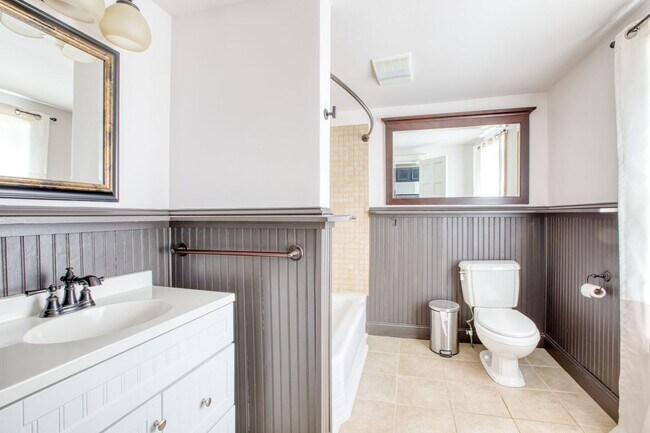 Building Photo - Lovely 2 Bedroom Single Family Home in Historic Monroe District