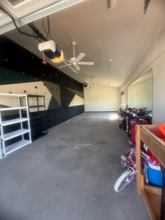 Building Photo - 669 Bluegrass Dr