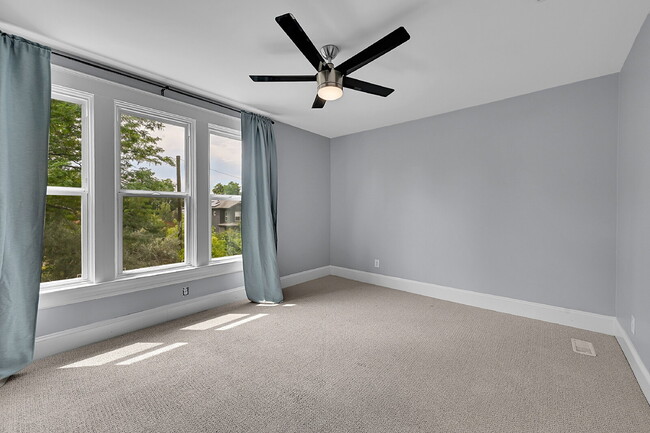 Building Photo - $3,595 - 3 Bed, 2 Bath Updated Home In Den...