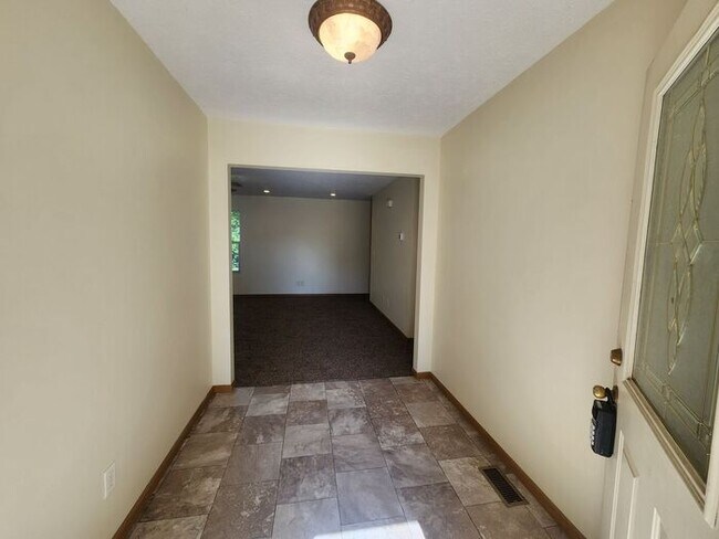 Building Photo - Enjoy comfortable living in this spacious all-electric home