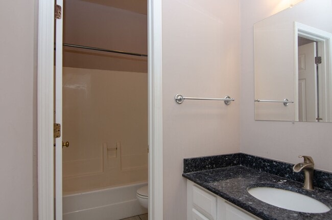 Building Photo - Convenient location!
