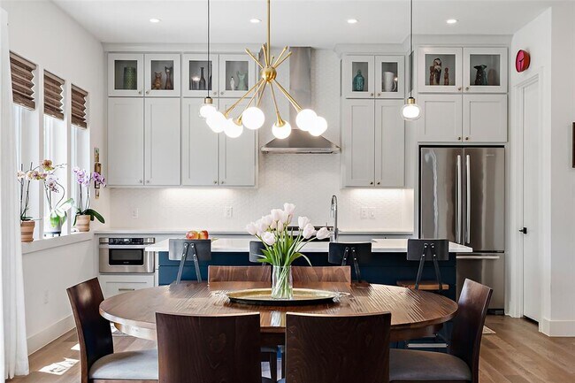 Building Photo - 1217 1/2 W 39th St