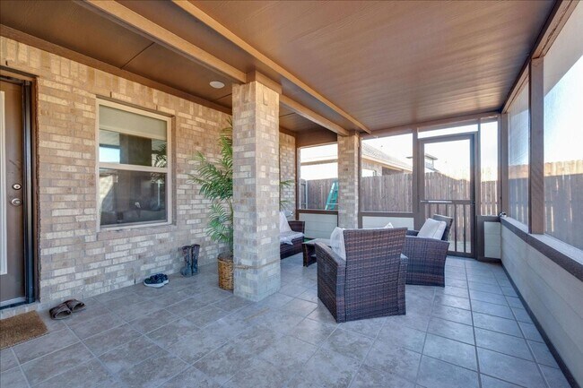 Building Photo - If you love to sit on the back porch then ...