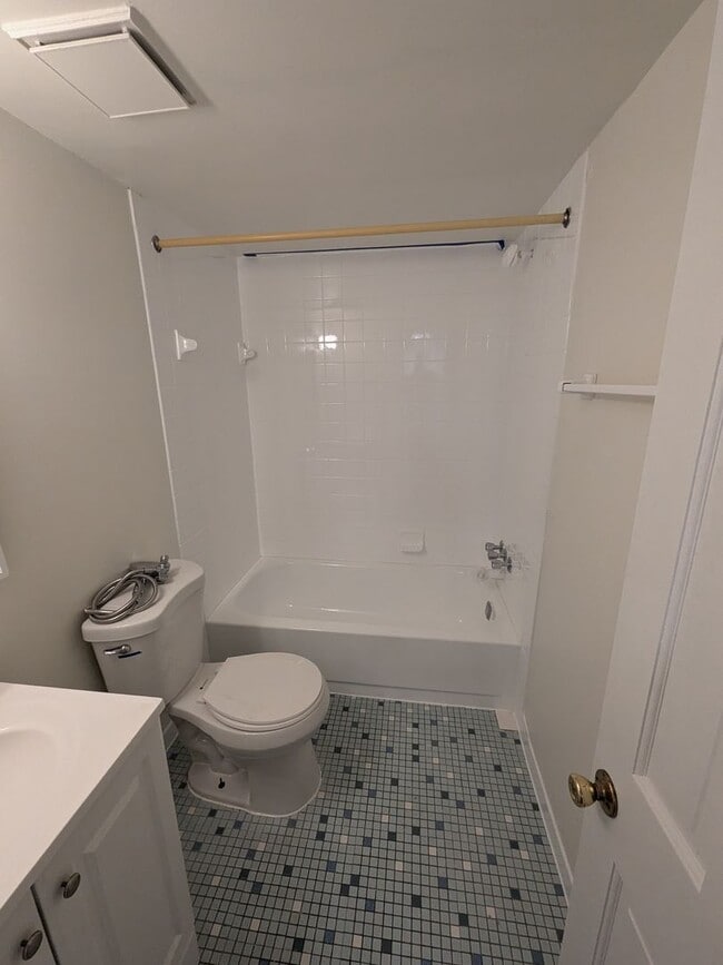 Building Photo - Remodeled Unit - Northeast