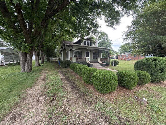 Building Photo - 2 Bedroom 1 Bathroom Home!