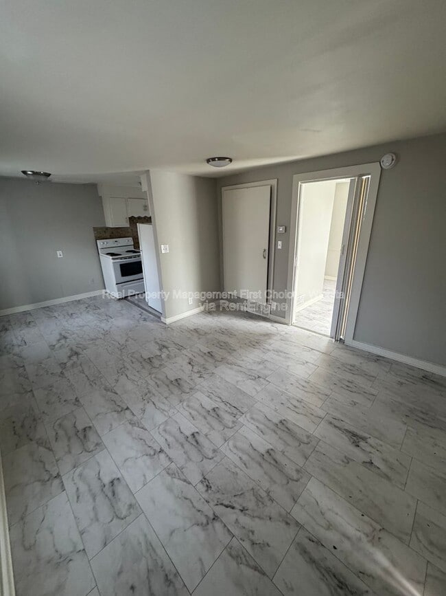 Building Photo - 328 N Volutsia