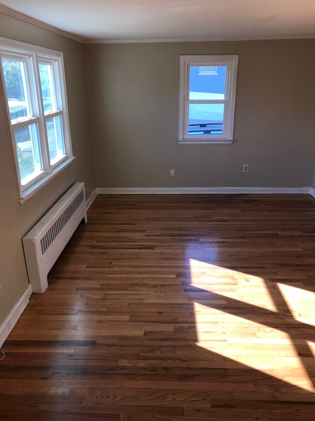 Building Photo - 102 Elaine Rd