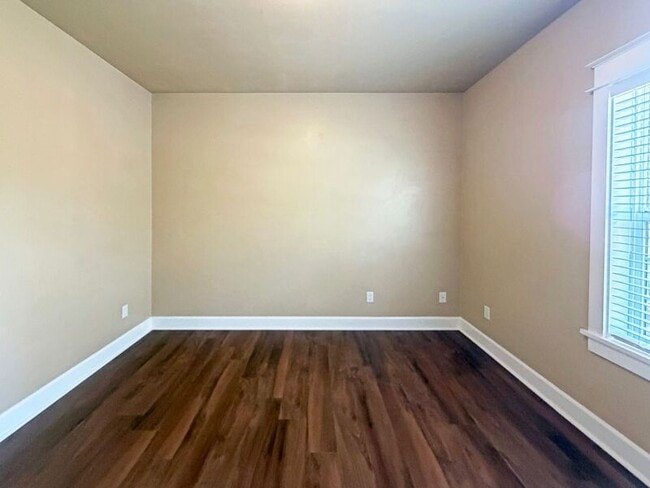 Building Photo - 520 Honeysuckle Ln