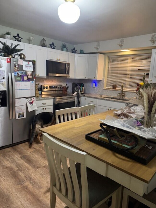 Building Photo - Bright 2 Bedroom Apartment in Duquesne Hei...