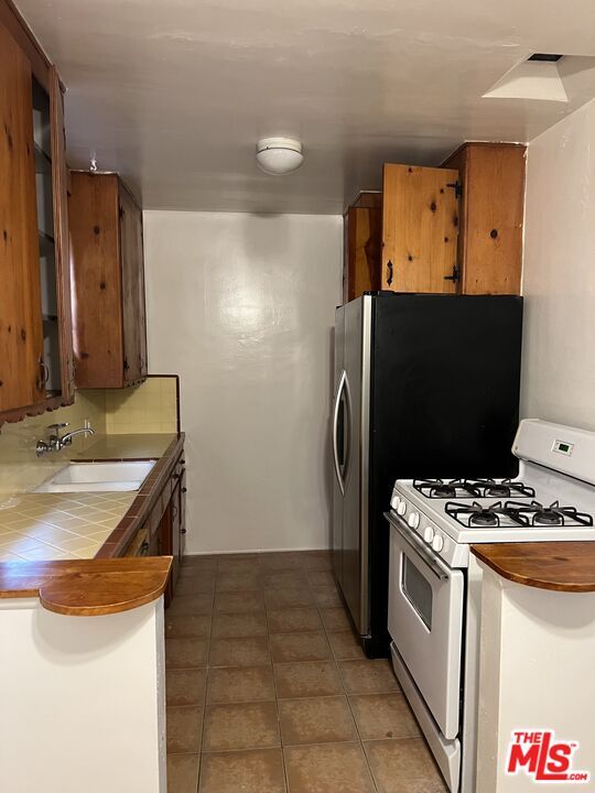 Building Photo - 14535 Weddington St