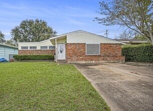 Building Photo - 17 Manor Way