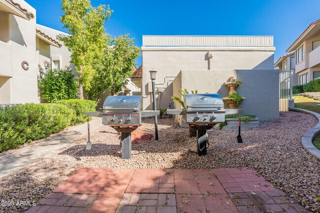 Building Photo - 1820 E Morten Ave