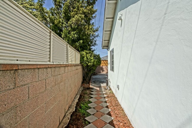 Building Photo - REMODELED, BRIGHT & AIRY, 4BR3BA HOME W/ G...