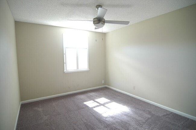 Building Photo - 2 Bedroom / 1.5 Bathroom Townhome in Madis...