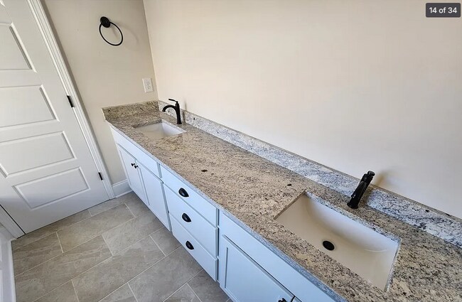 Building Photo - Charming 4 Bedroom 2.5 Bathroom with Bonus Room