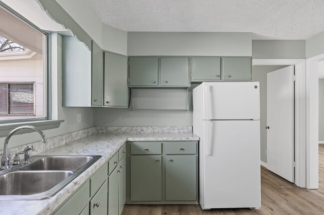 Building Photo - For Rent - Adorable 4BR 2BA house - East Ridge