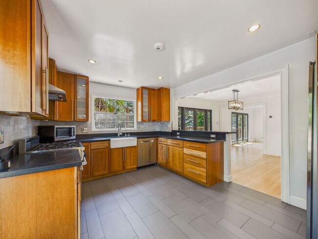 Building Photo - Beautiful serene and private Belmont home