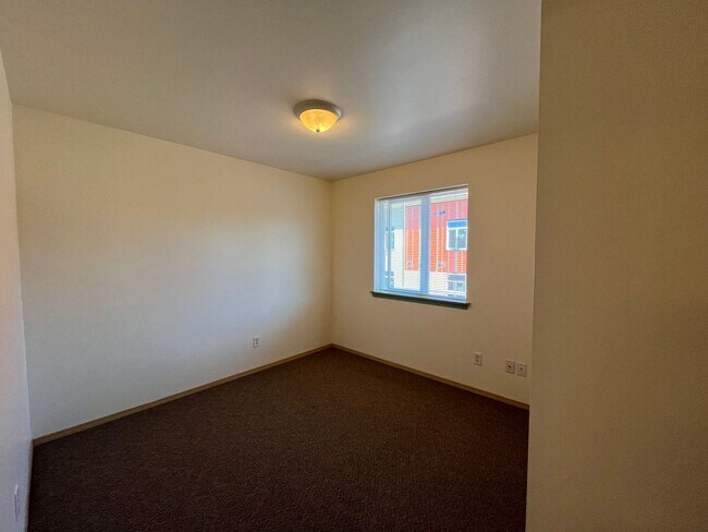 Building Photo - Three Bedroom Townhouse Style Unit