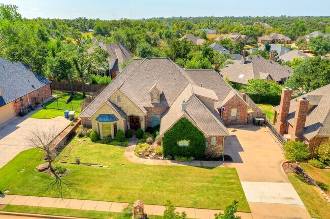 Building Photo - Luxury 5 Bedroom Home in Fairfax Estates + Safe Room + Memorial High + Easy Access to I-35