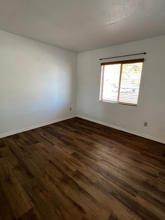 Building Photo - 3 Bedroom Pool Home w/Solar