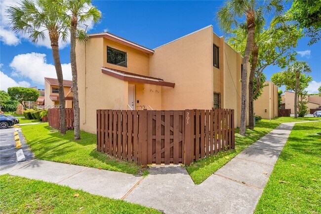 Building Photo - 341 W Park Dr