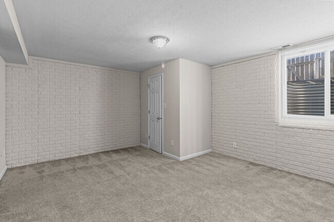 Building Photo - $1,650 FOR 6 MONTH LEASE!