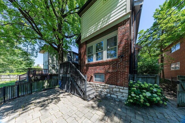 Building Photo - Gorgeous U-City Pershing Ave 4 bedroom/3 bath GEM - Fully Furnished with CLASS AND ELEGANCE - Mus...