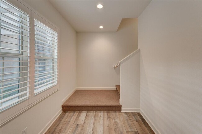 Building Photo - 946 Blackstone Dr