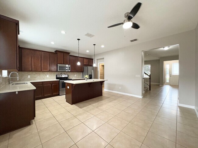 Building Photo - Gorgeous Lake View 3 BR 2.5 bath Luxury To...