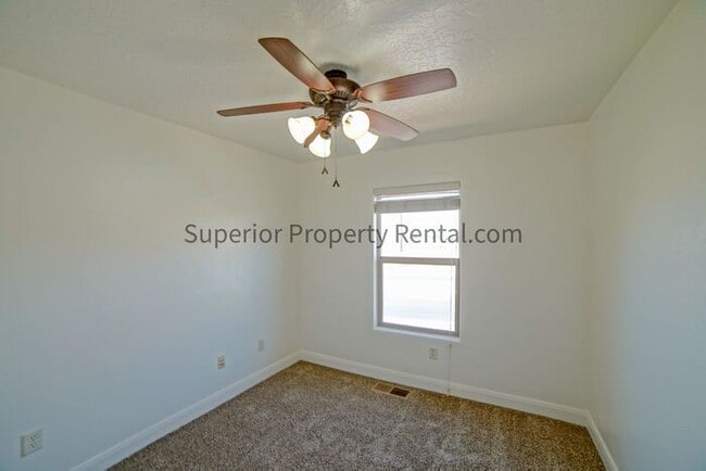 Building Photo - 3 bed, 2.5 bath townhouse with new paint and carpet