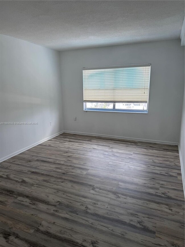 Building Photo - 400 Kings Point Dr