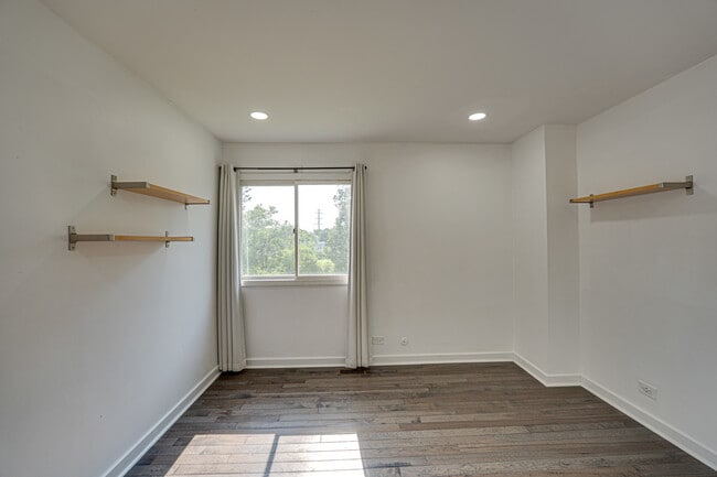 Building Photo - 1633 Hilton Head Dr