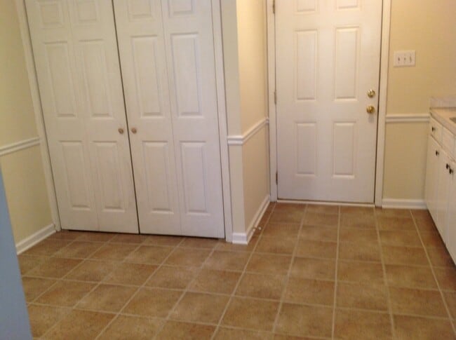 Building Photo - 2 Bedroom Duplex/ Rockingham