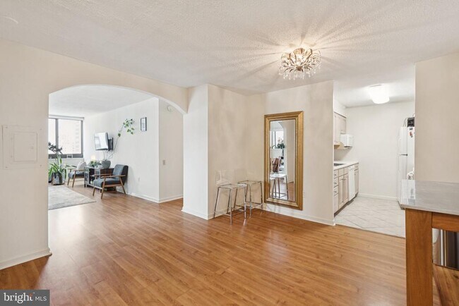 Building Photo - 1420 Locust St